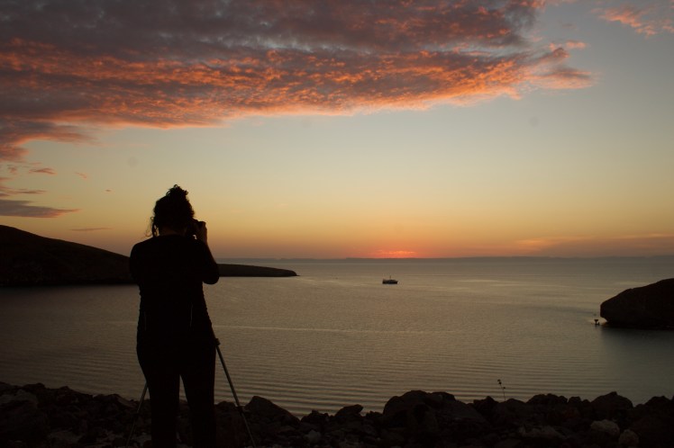 Liz tomando el atardecer en Playa Balandra